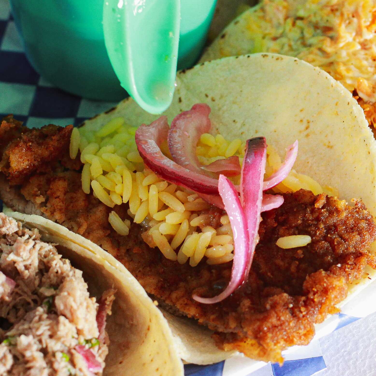 Taco de Cerdo Empanizado + Bebida