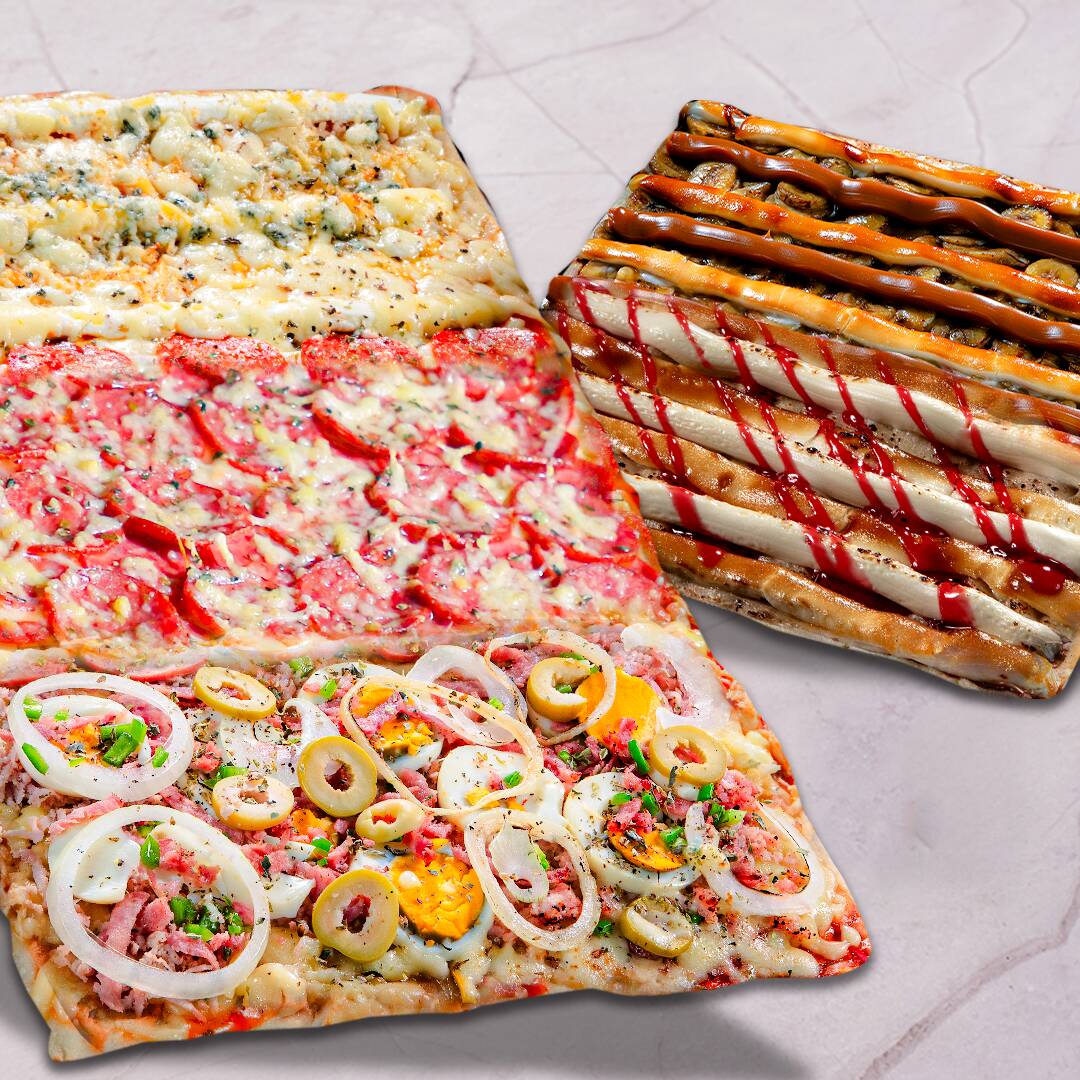 Pizza Grande (38cm X 25cm) com três sabores irresistíveis: calabresa fantástica — molho de tomate da casa, queijo mussarela derretido, deliciosa calabresa fatiada Frimesa, parmesão saboroso e um toque de orégano; três queijos — molho de tomate da casa, Catupiry, queijo mussarela derretido, parmesão saboroso e um toque de orégano; e portuguesa — molho de tomate da casa, queijo mussarela derretido, presunto, ovos cozidos no ponto certo, calabresa ralada Frimesa, pimentão fresco, finalizada com azeite e um toque de orégano. Acompanha uma pizza Média (25cm X 25cm) meio a meio: Banana Nevada — banana fatiada, chocolate branco forneado crocante, doce de leite cremoso Santa Maria e finalizada com canela; e Cheesecake — chocolate branco forneado crocante, cream cheese e calda de morango artesanal.