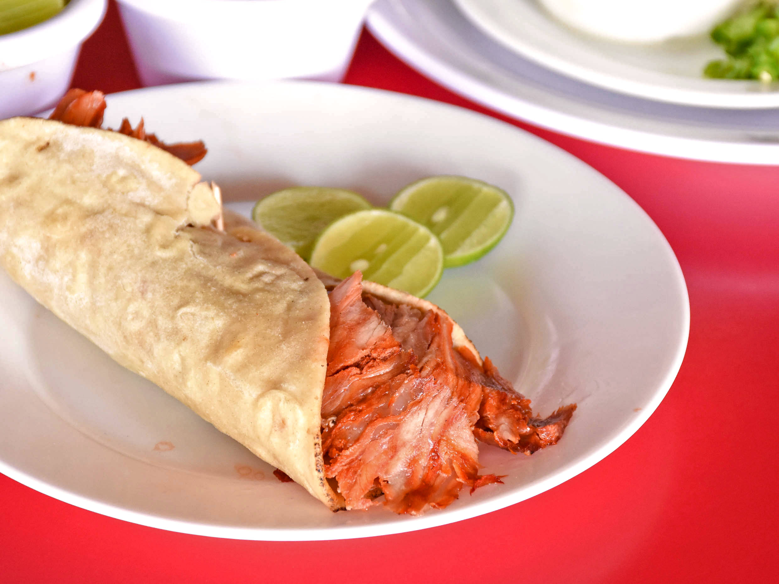 Gringa al pastor con pan árabe.