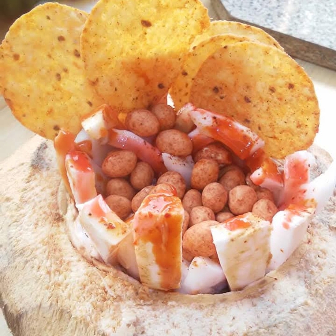 Coco con Tostito y Cacahuate