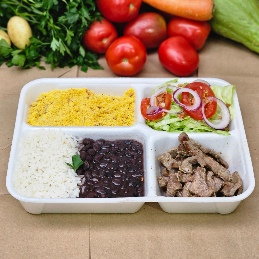 Isso de comer bife me lembra muita a infância na casa da tia Bia!!! E para você, quem o bifinho te faz lembrar? - Bife em tiras ( 90 g. In natura) - Arroz soltinho com alho ( 120 g.) - Feijão temperado com calabresa, bacon, alho e louro ( 160 g.) - Farofinha de mandioca com embutidos, pimentões amarelos, cebola e outros temperos ( 80 g.) - Salada da estação ( 80 g.) Serve uma pessoa com bastante fome ou duas pessoas com fominha !!!