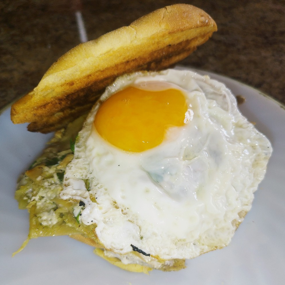Torta de Chilaquiles de la Casa con Huevo
