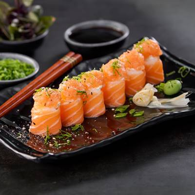 Shari de arroz envolvido por lâmina de salmão, recheado com pasta de salmão, cream cheese e cebolinha.