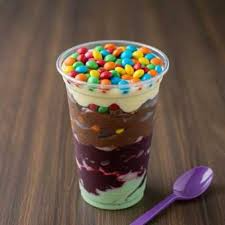 Creme de Ninho, creme de Avelã, confetes, granola, leite em pó e leite condensado.
