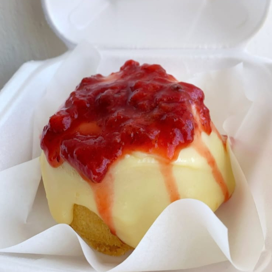 Mini vulcão de Ninho com geleia de morango, fofinho e com cobertura cremosa que transborda. Doce na medida certa com um toque frutado!
