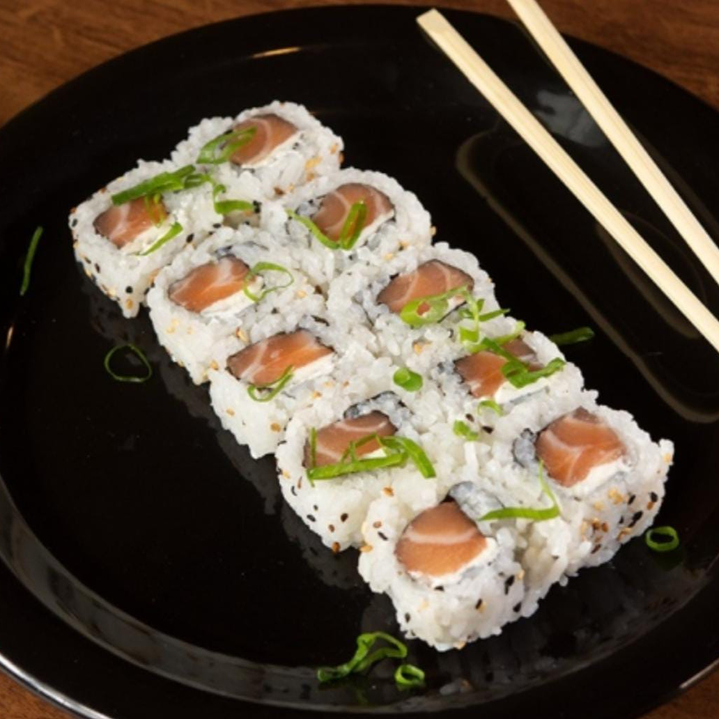 Arroz por fora, salmão, creme cheese e cebolinha