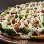 Muçarela, presunto, palmito, champignon, cebola, bacon e orégano.