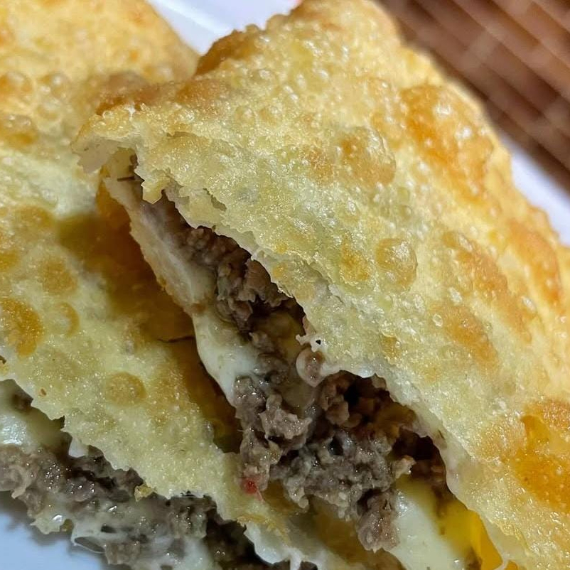 massa crocante sequinha, 15cm, recheada com carne moída temperada, queijo tipo mussarela.
