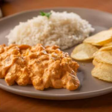 Strogonoff de frango macio com molho cremoso e sabor marcante. Feito com ingredientes selecionados, molho de tomate artesanal e um toque especial que faz toda a diferença. Essa opção é acompanhada de arroz branco e batata chips super Crocante.