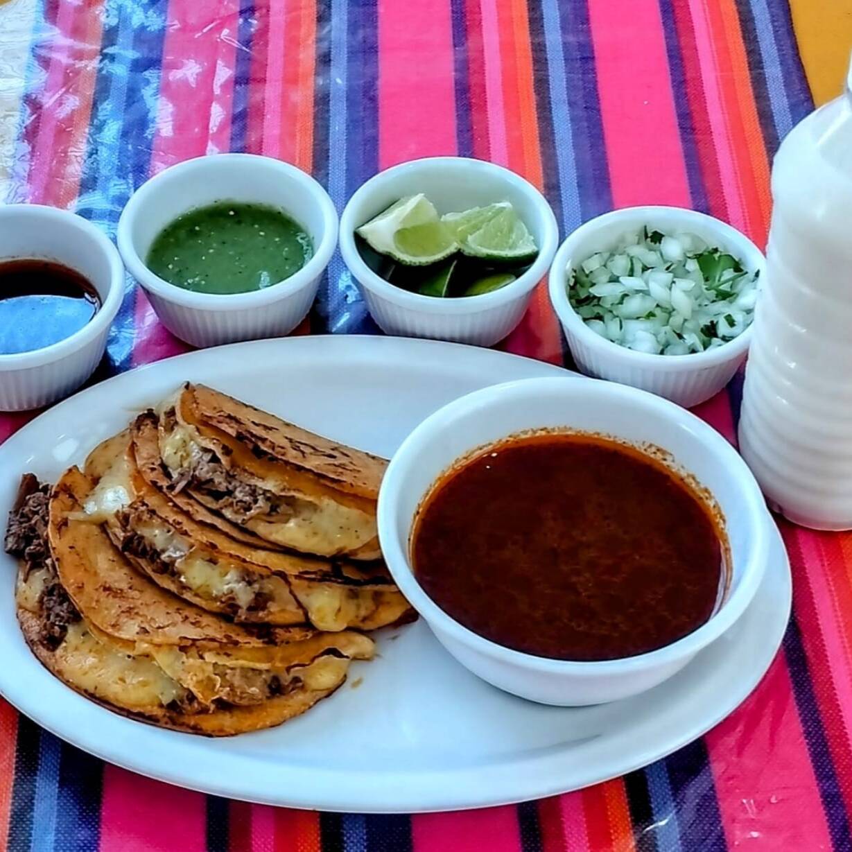 3 Quesabirrias + Consomé + Bebida