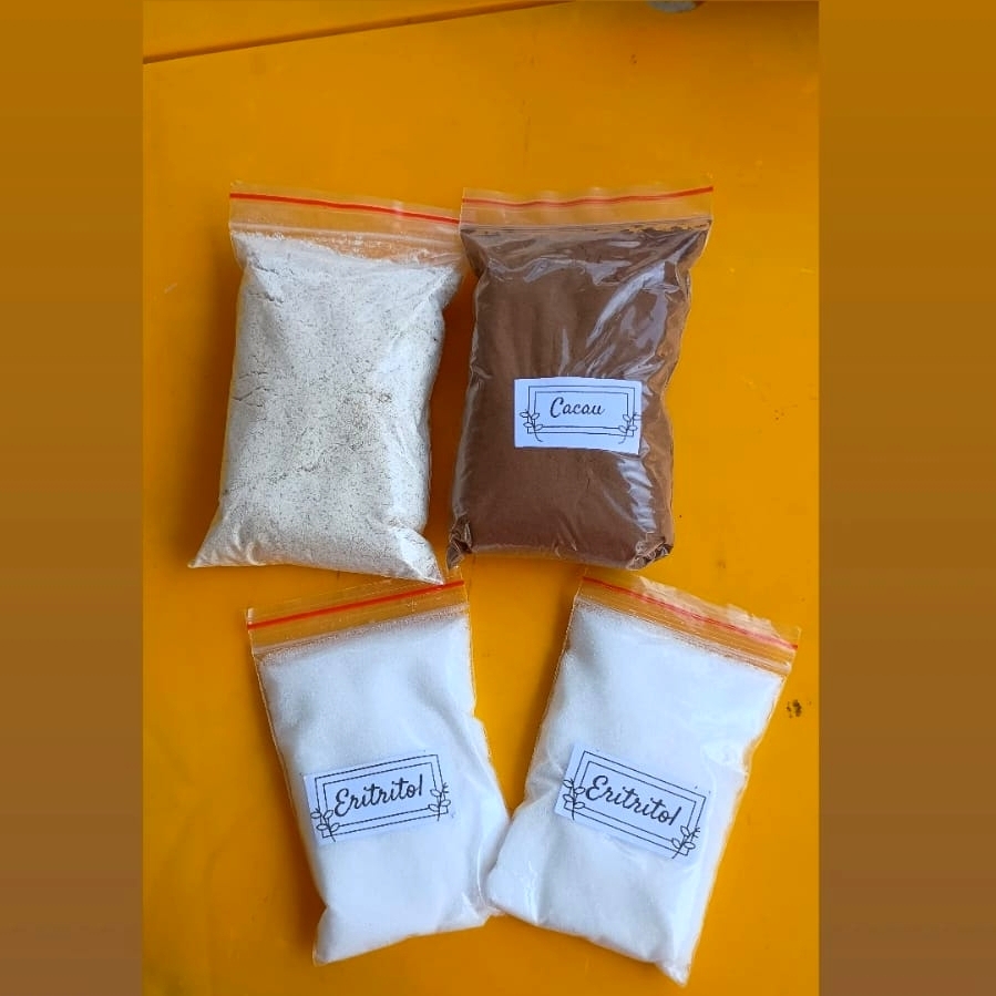 cacau em pó 50gr, eritritol 100gr e farinha de aveia 100gr