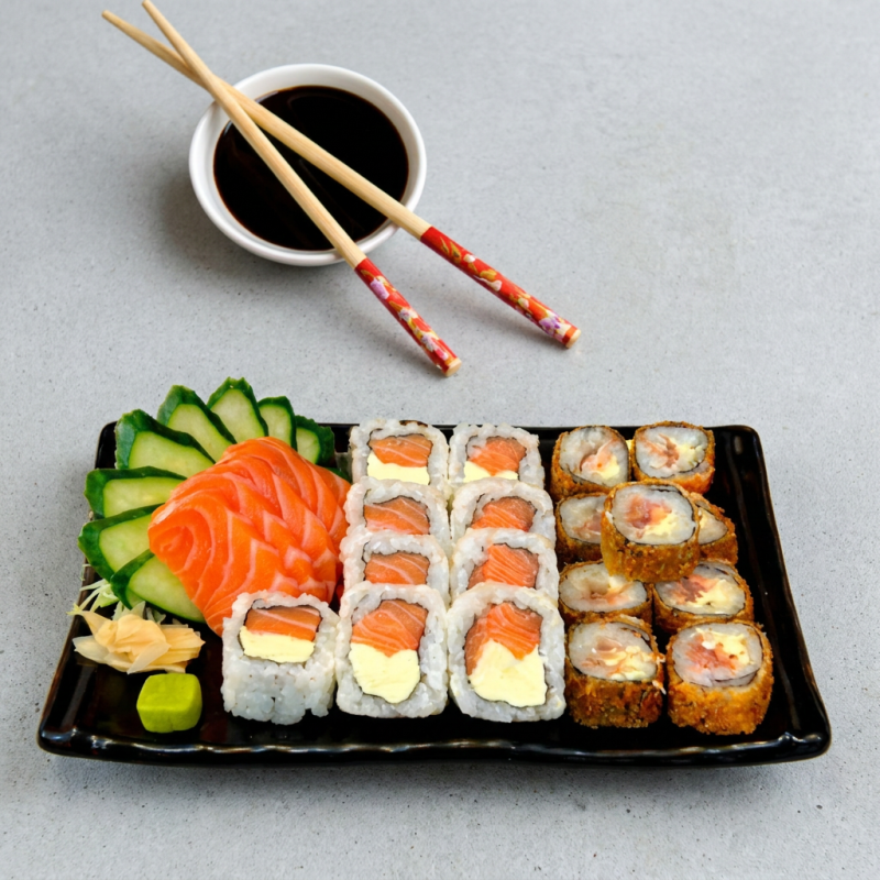 9 uramaki Filadelfia , 9 hot filadelfia , 5 sashimi de salmão