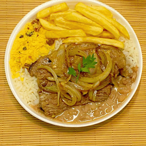 Nossa marmita acompanha um arroz bem fresquinho com um tempero caseiro, feijão com aquele caldo encorpado e com cheirinho de alho, farofa de bacon, batata frita e a carne de sua escolha. Tamanho da sua escolha Caseiro e gostoso.l