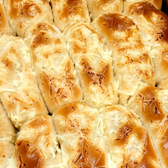 Pão fofinho com queijo derretido, sabor único e irresistível.