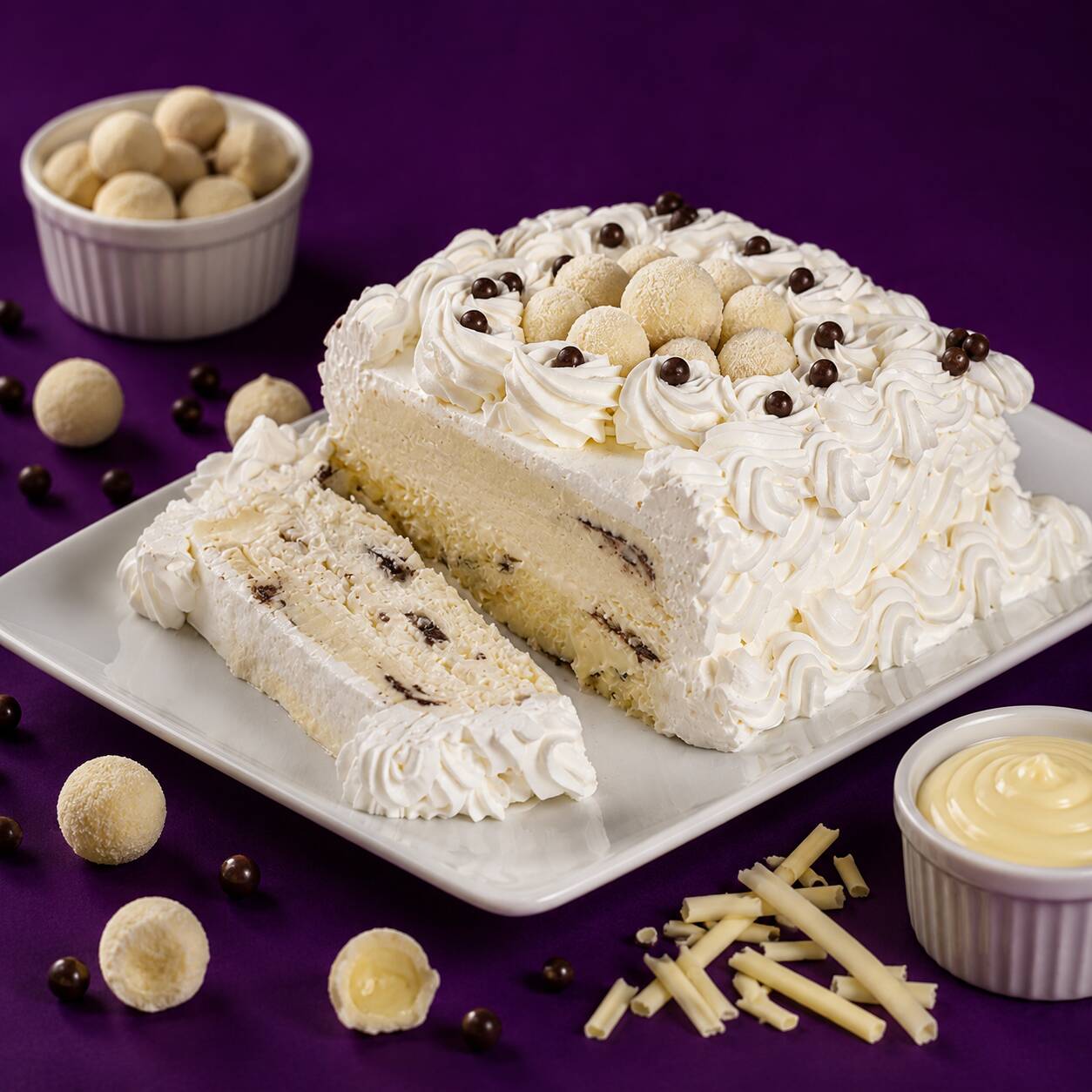 Deliciosa torta de sorvete de 200g, preparada com sorvete de leitinho, creme de Leite Ninho e cobertura de chantilly. Uma sobremesa gelada, cremosa e perfeita para qualquer momento!
Observação: O produto é enviado em 1 pedaço de aproximadamente 200g, cuidadosamente embalado para garantir a qualidade e o sabor da sua sobremesa.