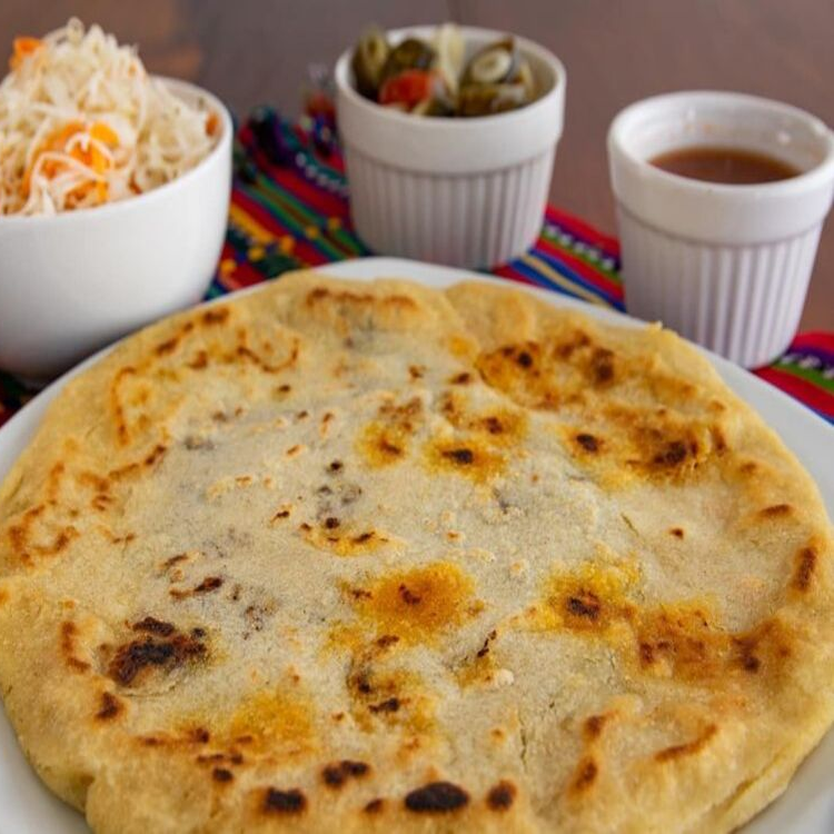 Pupusa Grande de Carne Mechada y Queso