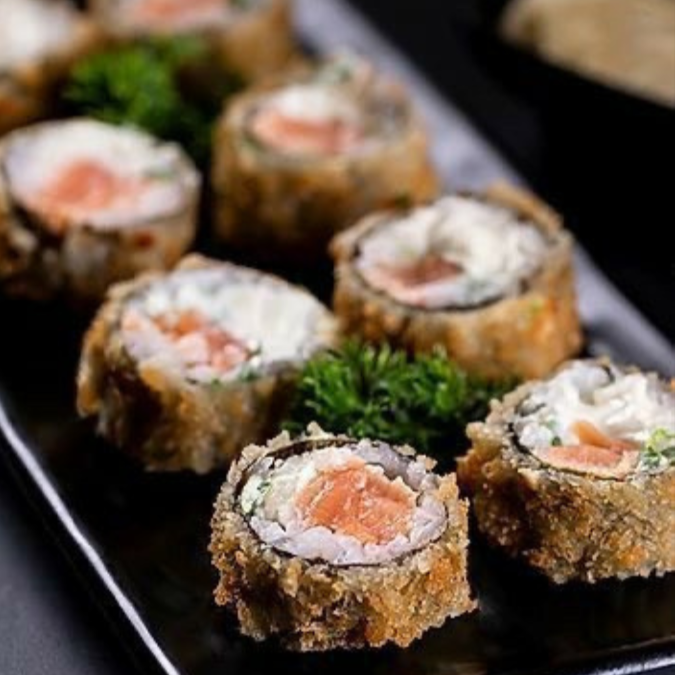 Carioca de salmão com cream chesse polenguinho, empanado na farinha panko e finalizado com cebolinha e gergelim. Acompanha 20ml de teriaky e shoyu sache