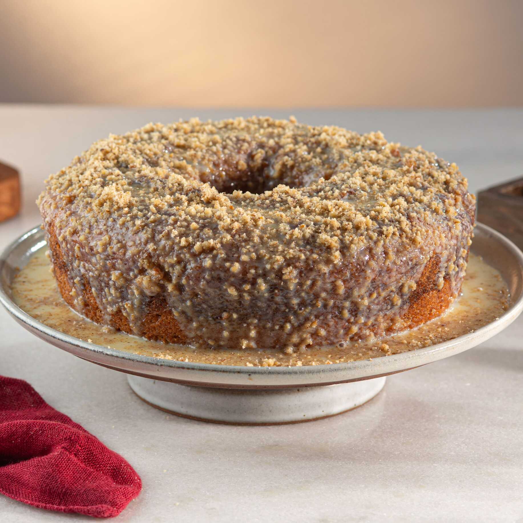 Delicioso Bolo de banana caseiro. Com suco e nozes na massa. Opção de cobertura: leite condensado e nozes trituradas. Imagem meramente ilustrativa.
Bolo pequeno serve até 8 fatias
Bolo grande serve até 16 fatias