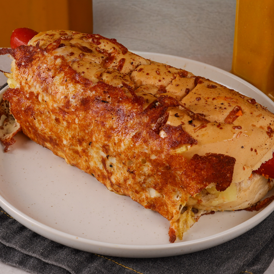 Pao de sua escolha, salsicha, barbecue, enrolado em uma crosta de queijo gratinado na chapa e bacon