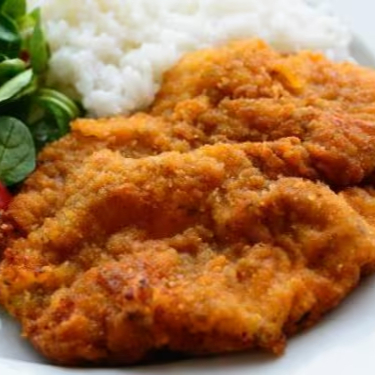 Acompanha arroz branco, feijão, farofa e batata frita. Com contra filé a milanesa