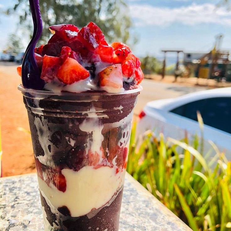 Açaí cremoso e geladinho, acompanhado de creme de leitinho, Nutella e morangos frescos, formando a combinação perfeita entre o doce, o cremoso e o fresquinho da fruta. Um sabor que conquista na primeira colherada! 💜✨