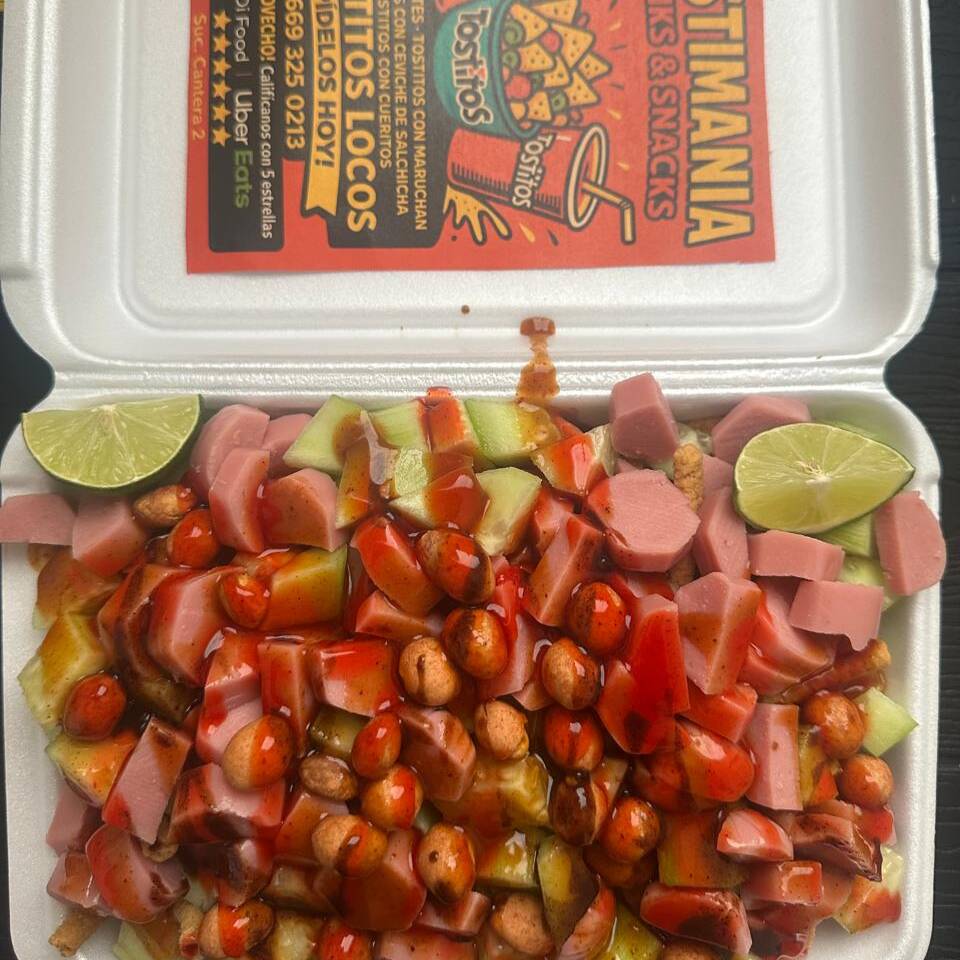 CHAROLA INDIVIDUAL DE TOSTITOS CON SALCHICHA