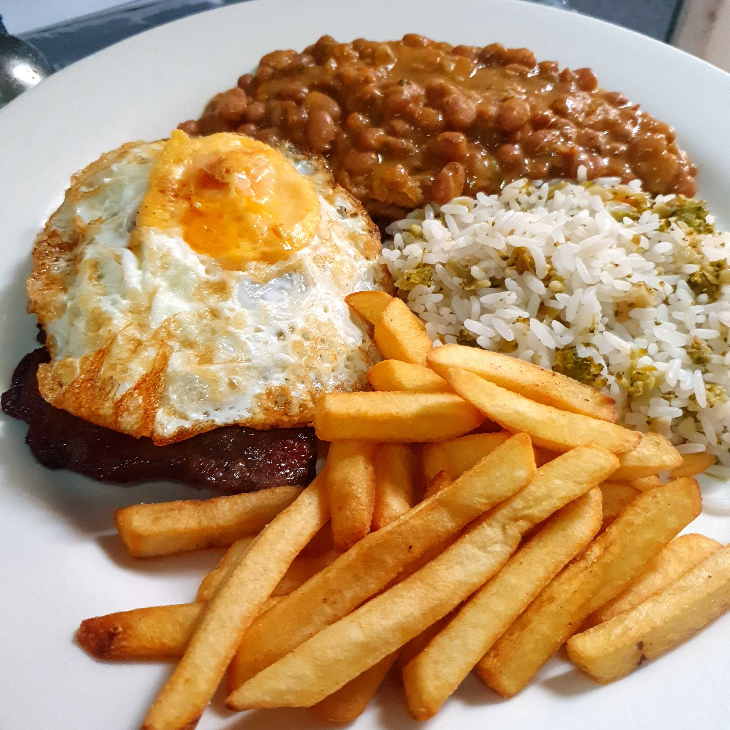 Bife bovino com ovo frito, arroz, feijão e batata frita.