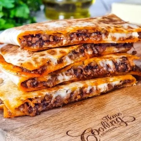 Quesailla. Carne/pollo /mixto Acompañado con Papas