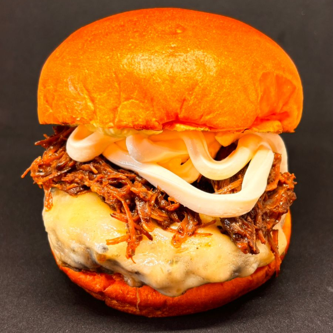 Pao brioche, blend 150g, queijo mussarela, costela com barbecue, cream cheese e molho especial