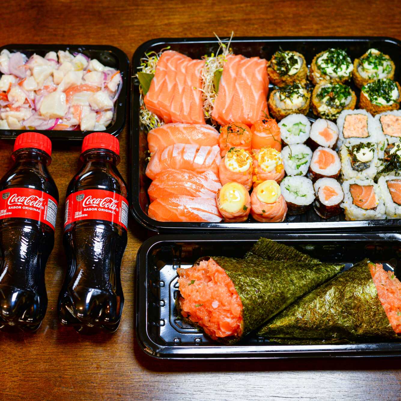 10 - Sashimi Salmão 02 - Mini Temaki Salmão 06 - Hot Roll 06 - Jow Variados ( 02 Salmão, 02 Geleia de pimenta e 02 Doritos ) 04 - Niguiris 06 - Hossomak variados 06 - Uramak variados