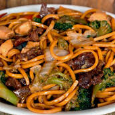 Carne, frango, camarão, legumes e macarrão.