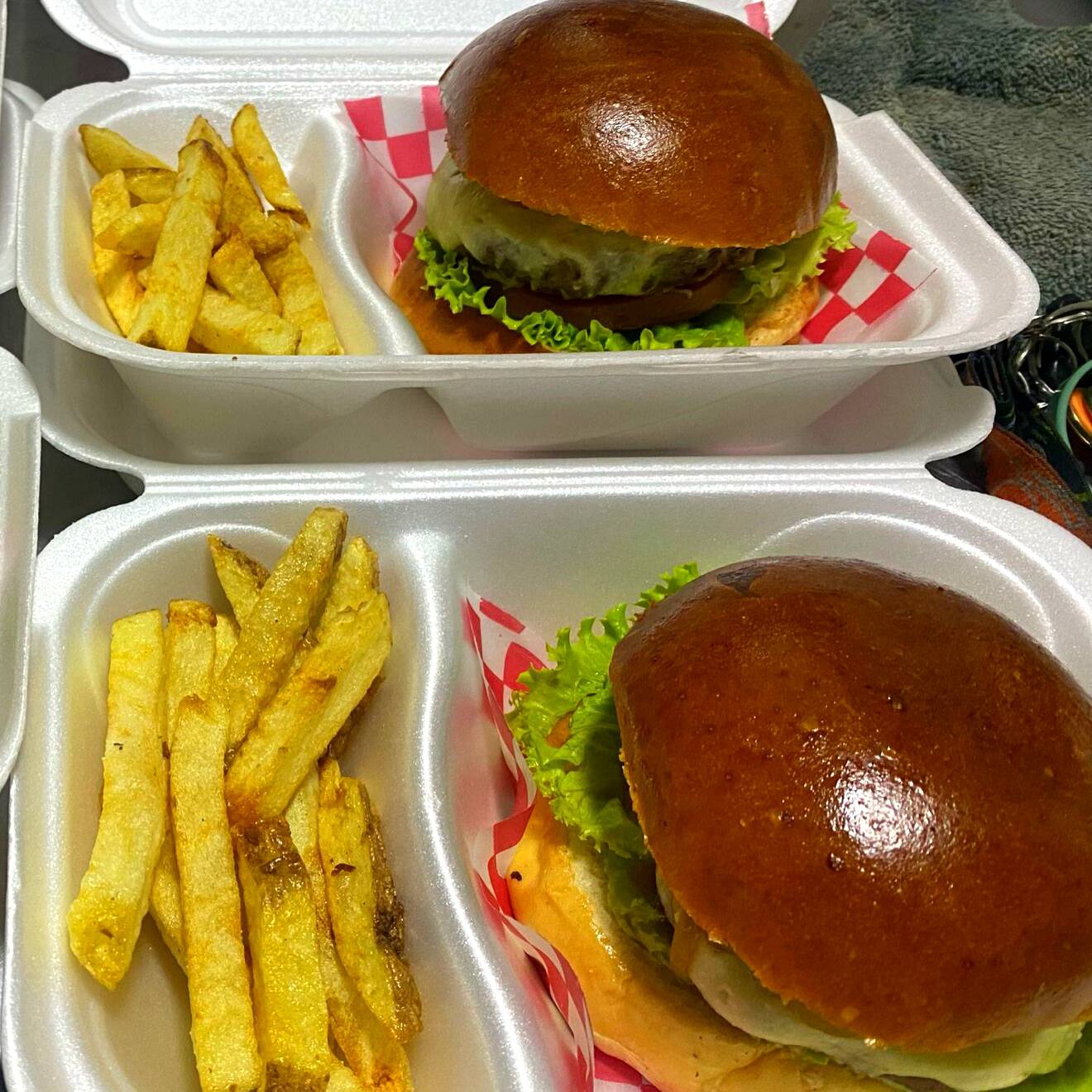 DOS HAMBURGUESAS CLASIC + PAPAS A LA FRANCESA