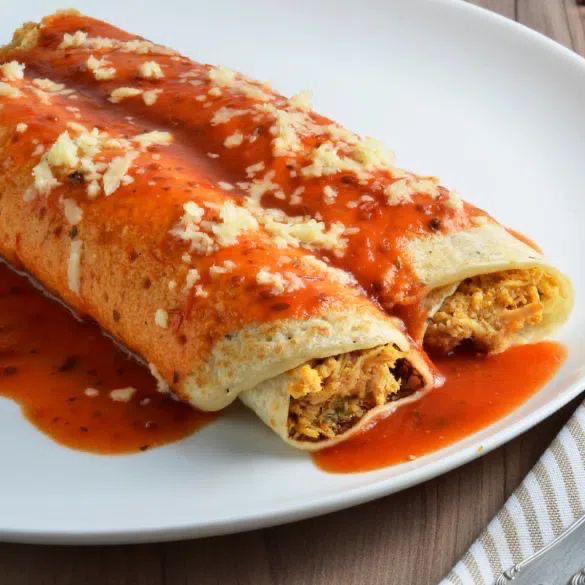 Panqueca com frango desfiado, com um suculento molho de tomate finalizado com parmesão ralado
