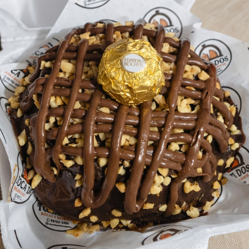 Trago uma releitura do bombom ferrero rocher, o bolo vulcão. Tamanho 13 cm é bem servido é recheado no centro com um creme de Nutella e coberto com calda de brigadeiro blend. Finalizado com Amendoim, Nutella e o bombom ferrero. Bolo bem molhadinho do jeito que você gosta!