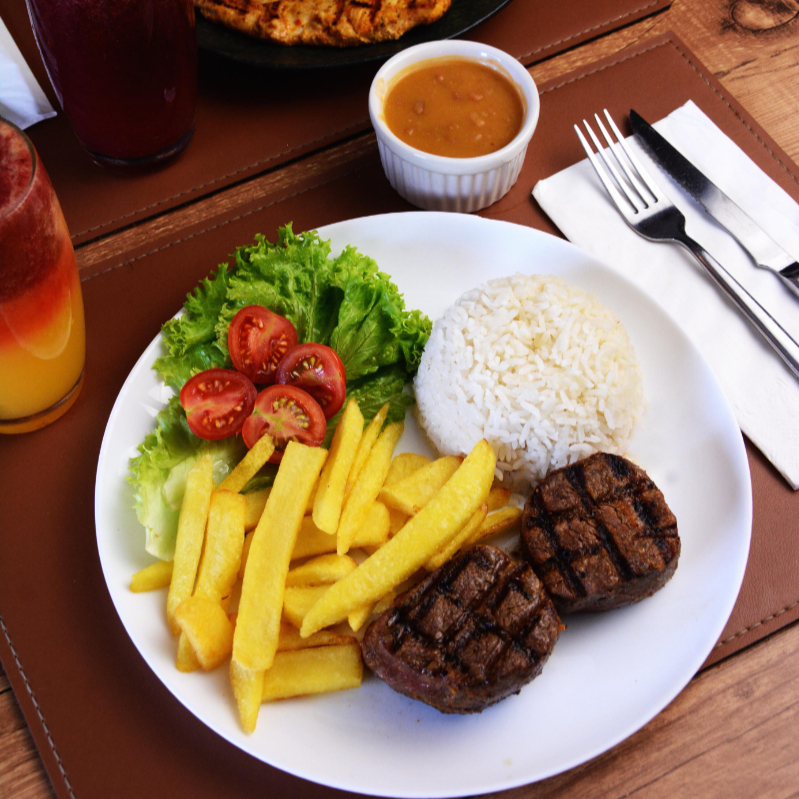 Seu grelhado favorito, acompanhado de arroz, feijão e batata frita.