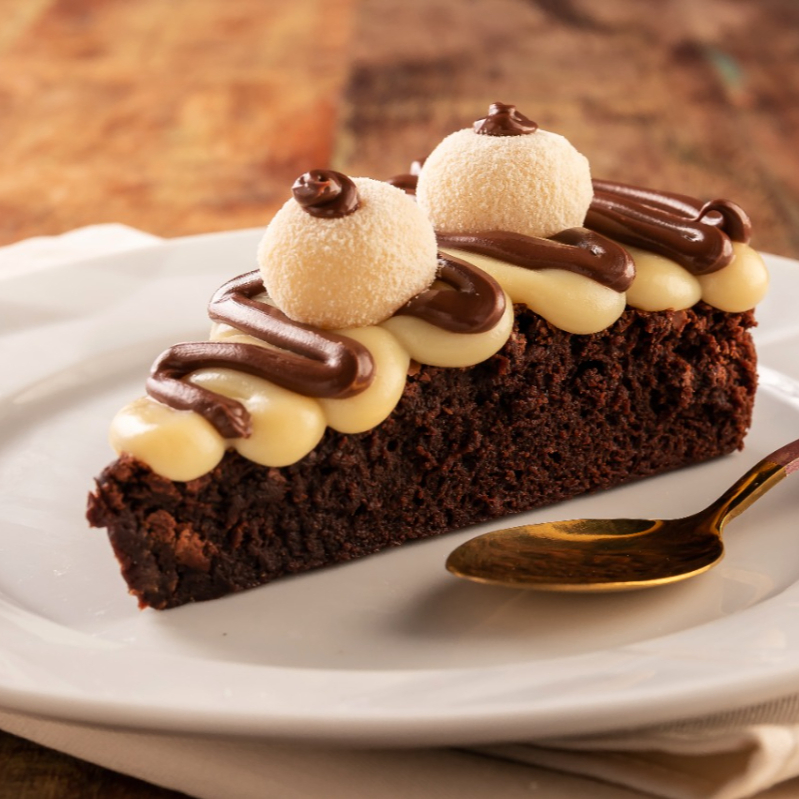 Brownie  coberto com brigadeiro de leite Ninho finalizado com Nutella.