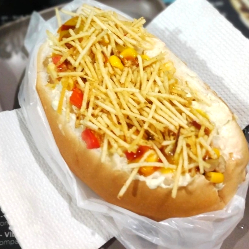 Pão, salsicha. Acompanhamentos: Milho, tomate, azeitona e batata palha