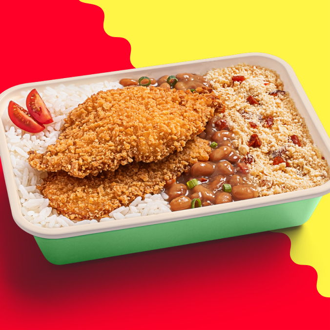 Filé de frango empanado e bem acompanhado: com um delicioso arroz, um feijão bem saboroso, salsinha, cebolinha, tomate-cereja e uma farofa de bacon que dispensa comentários. Até porque não dá pra falar de boca cheia, né?