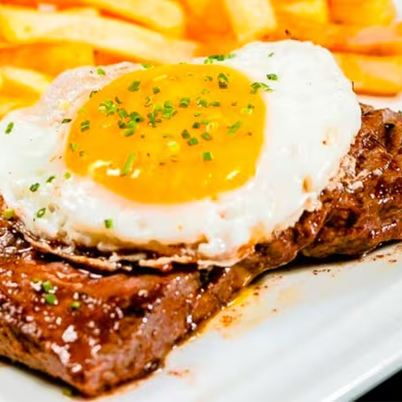 Arroz, feijão , farofa , salada . Escolha entre batata frita ou purê de batata .