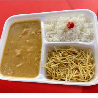 Strogonoff de Frango, acompanhada de duas porções de arroz e batata palha.