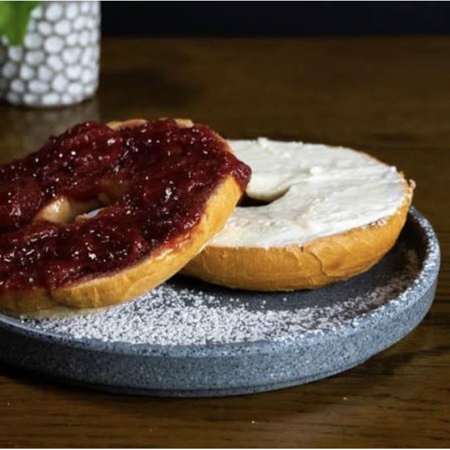 BAGEL CON QUESO CREMA Y MERMELADA