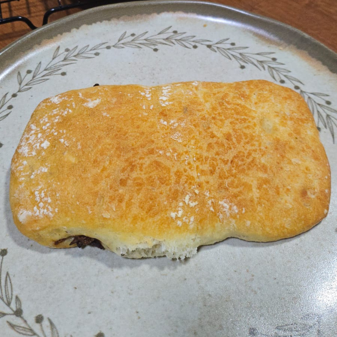 Uma unidade da nossa Ciabatta de casca crocante, recheada com cebola caramelizada na manteiga, azeite e vinagre balsâmico.