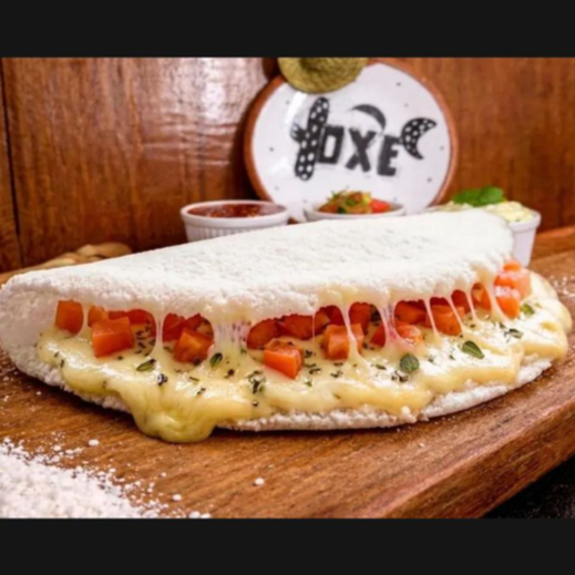 Massa de Tapioca recheada com mussarela, tomate e orégano