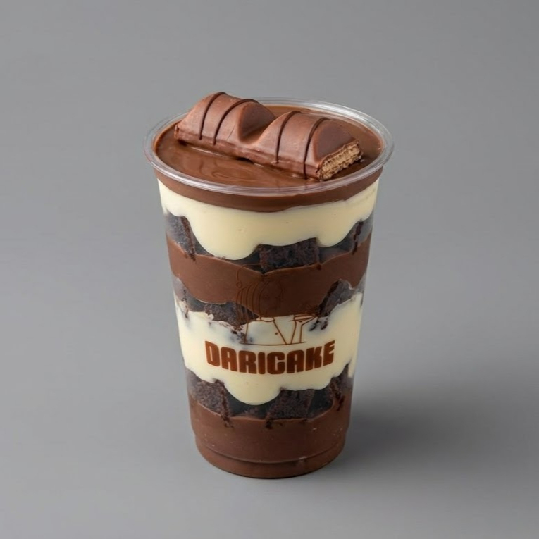 Uma camada generosa de Nutella, combinada ao nosso Magnífico creme de Ninho, pedaços de Brownie Daricake e mousse de chocolate.