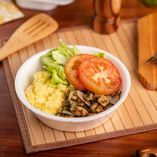 Cubos de frango grelhados, alface americana fresca, tomate e delicioso purê de batatas.