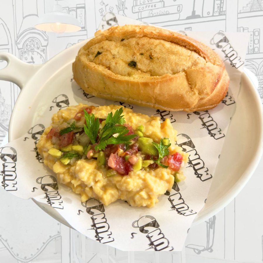 Pão Brasileiro temperado, nossos ovos mexidos super cremosos, guacamole, finalizado com salsa.