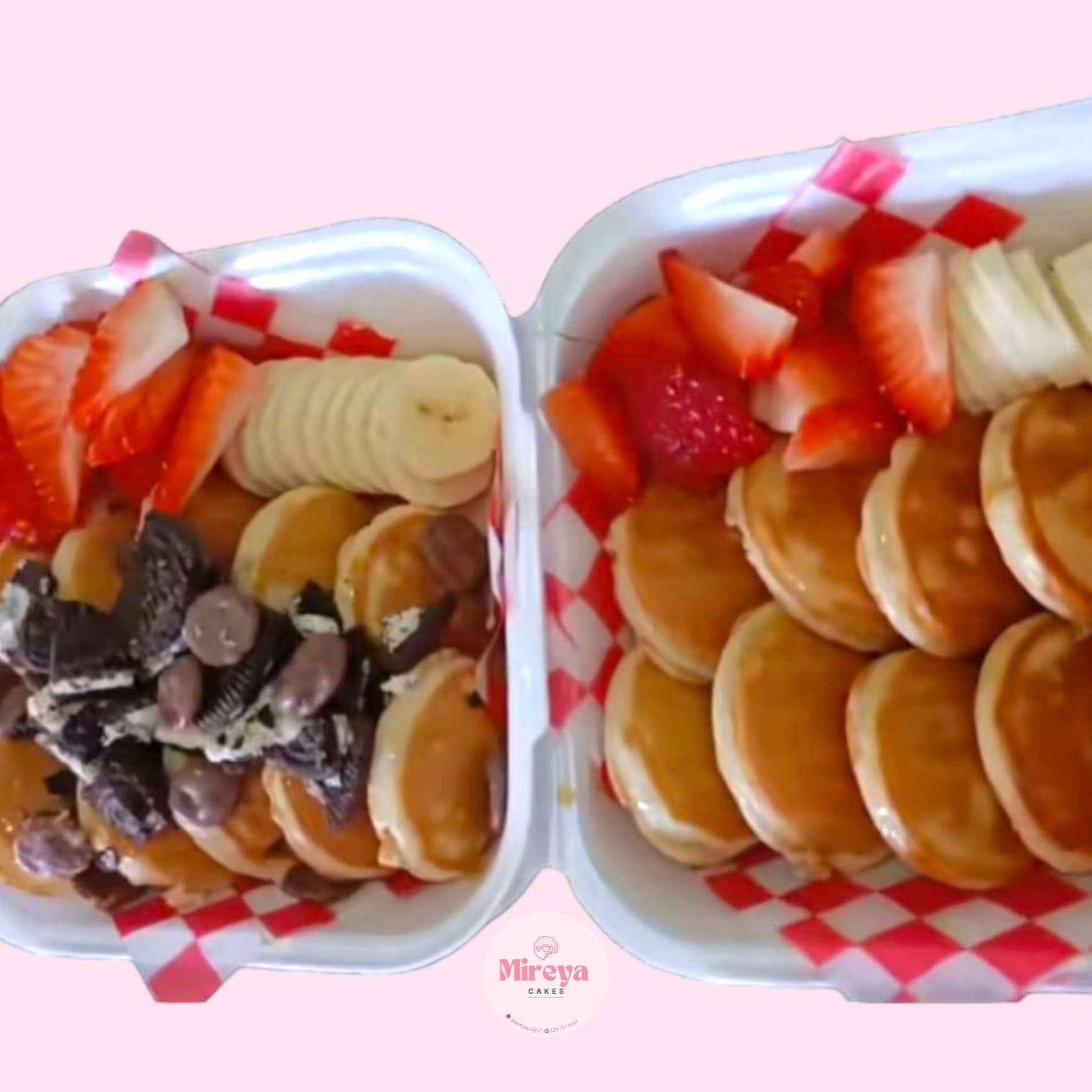 Waffle + Mini Hot Cakes con Fresas y Duraznos