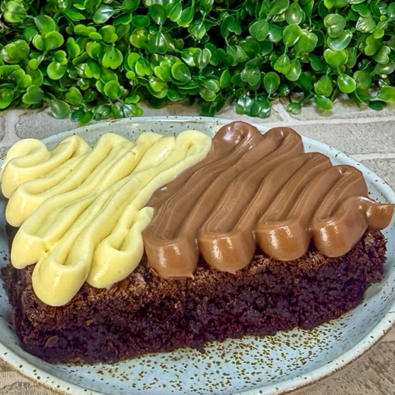 Quando dois clássicos se encontram, o resultado só pode ser inesquecível. Brownie artesanal de chocolate intercalado com brigadeiro de Leite Ninho e brigadeiro de Nutella®, em camadas generosas de muito sabor e cremosidade. O final perfeito para qualquer refeição.