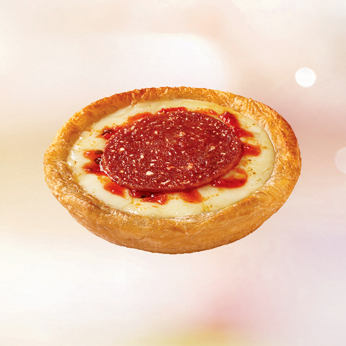 Essa é pra quem ama pepperoni. Massa folhada douradinha com pepperoni fatiado, mussarela e molho de tomate bem temperadinho. Uma delícia!