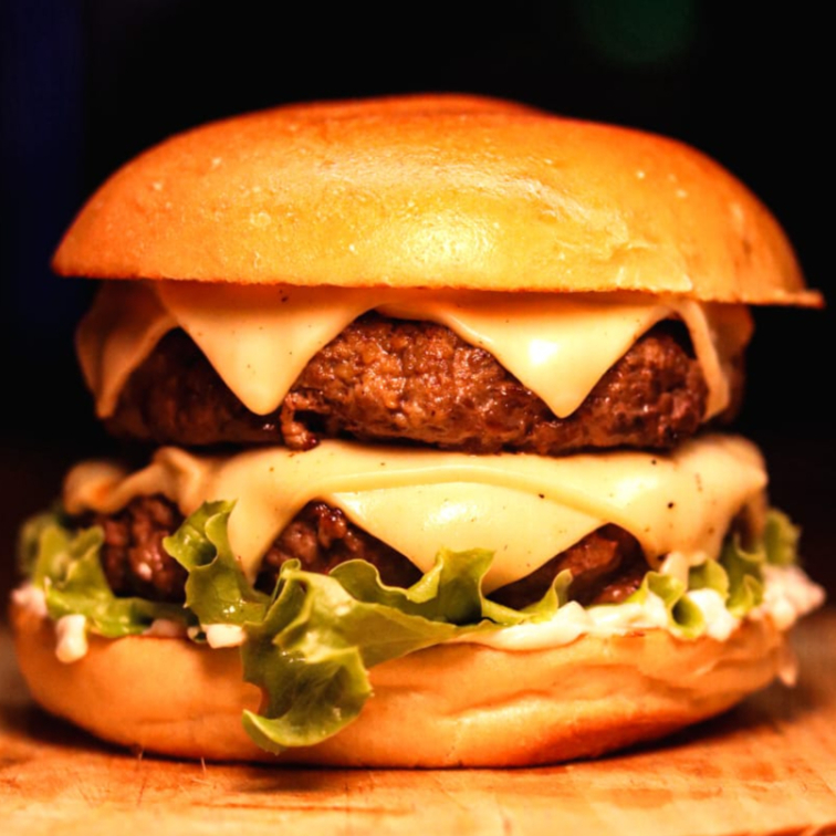 Dois Blends 160g, Cebola, Muçarela em Dobro, Alface Crocante, Tomate e Molho Formigão Defumado de Bacon. Perfeito para Aquela Fome Gigante.